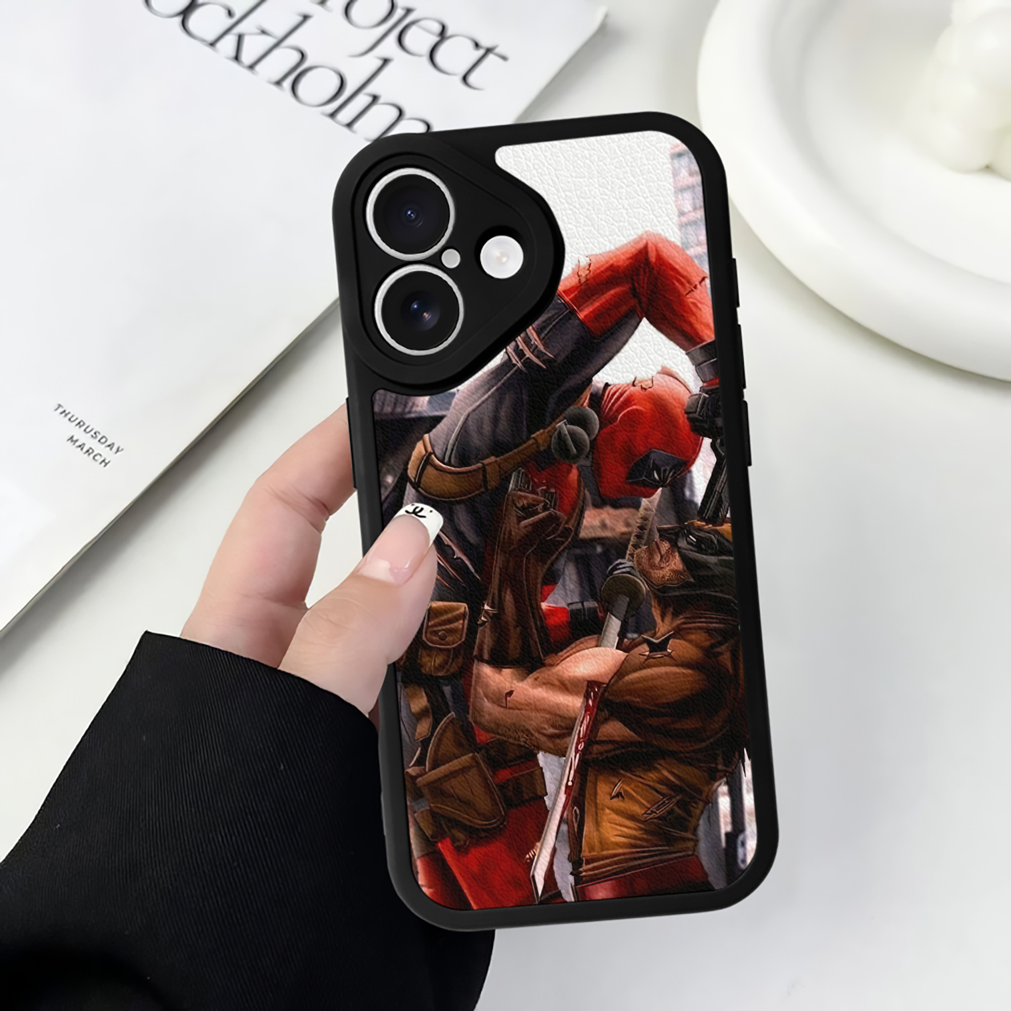 （画像用） Deadpool デッドプール 【iPhone 16シリーズ対応】シリコンスマホケース（レザー調） 材質：シリコン